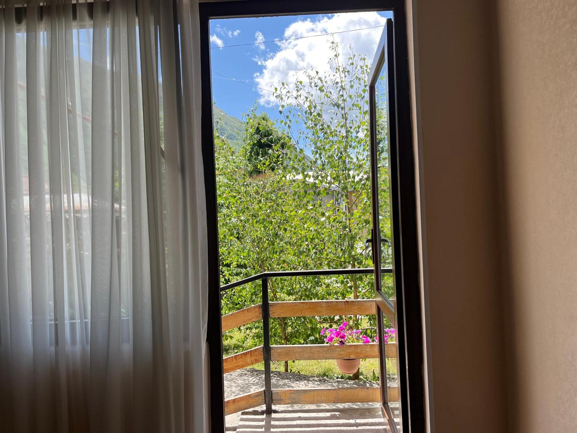 קזבגי Soso Burduli'S Guesthouse מראה חיצוני תמונה