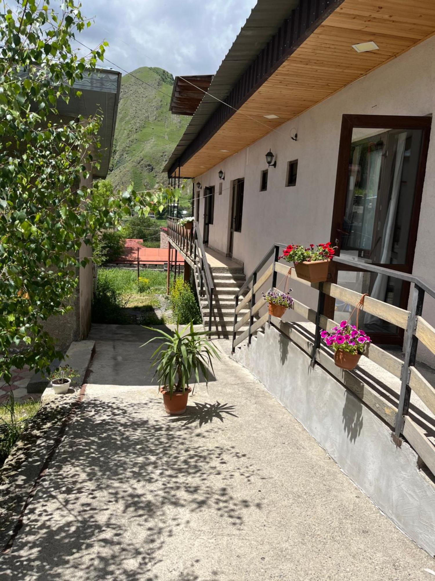 קזבגי Soso Burduli'S Guesthouse מראה חיצוני תמונה